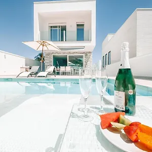 https://villa-salsa-nerja.hotelsinnerja.org